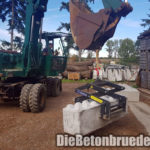 Bagger hebt Stein