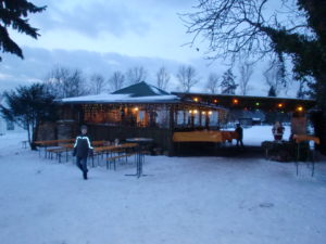 Glühweinhütte im Schnee